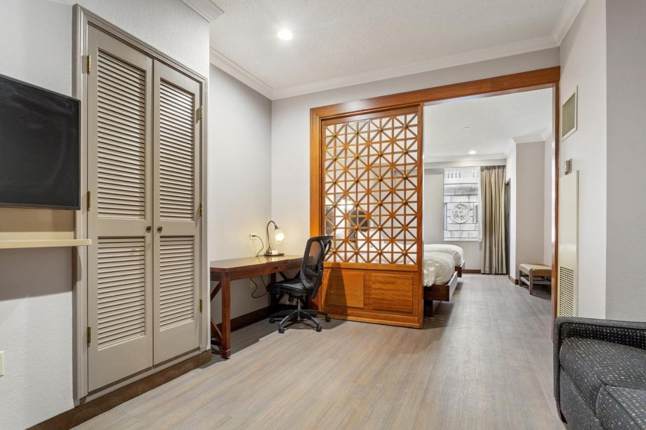 Wyndham Garden Baronne Plaza Hotel New Orleans Exterior photo