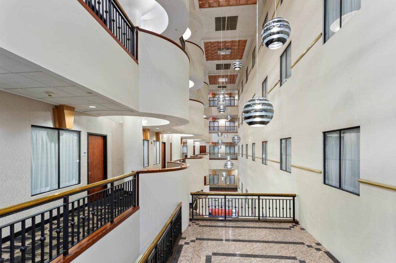 Wyndham Garden Baronne Plaza Hotel New Orleans Exterior photo