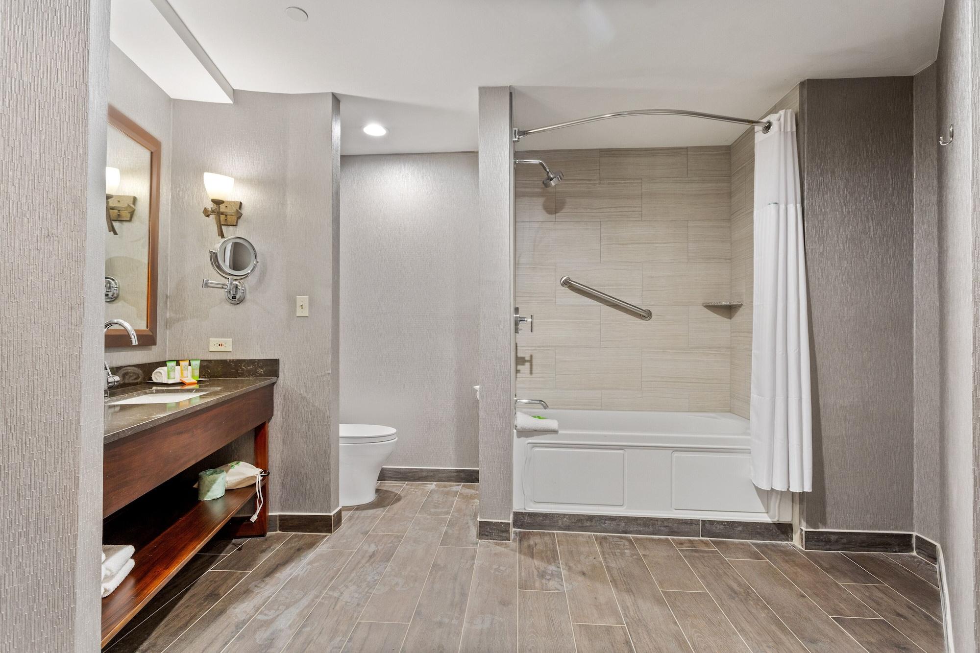 Wyndham Garden Baronne Plaza Hotel New Orleans Exterior photo