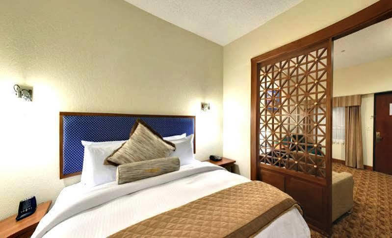 Wyndham Garden Baronne Plaza Hotel New Orleans Exterior photo